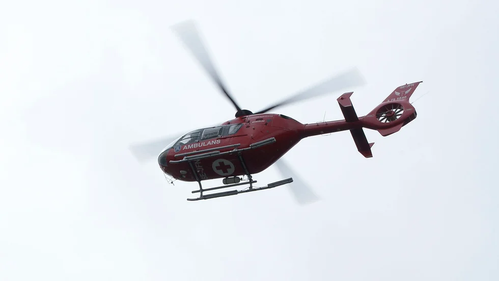 Personen fördes till sjukhus med ambulanshelikopter. Arkivbild.