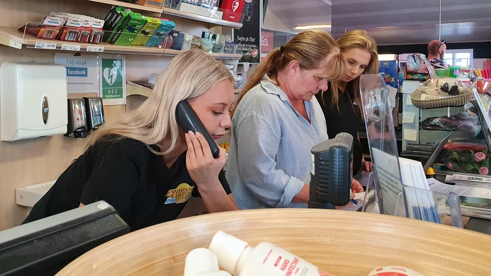 Tilda Samuelsson, Marita Fagrell och Fanny Lindberg har fullt upp i receptionen på Vadstena camping.