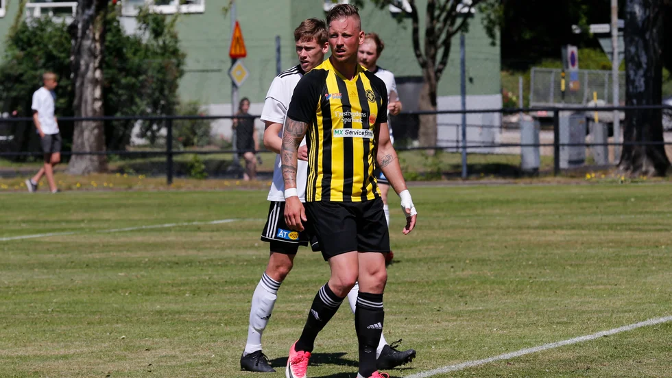 Sonny Karlsson och VFF bryter avtalet. Karlsson gjorde två tävlingsmatcher i den gulsvarta tröjan.