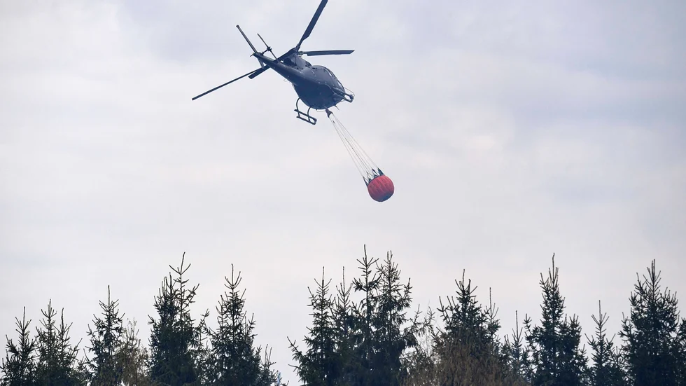 En helikopter vattenbombar en brand i Hästveda i fjol.