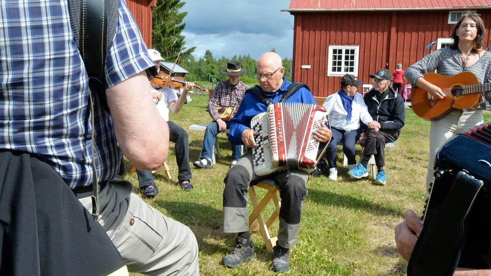 Sture Stenlunds dragspel går varmt när det väntas buskspel på Burträsks hembygdsområde. 