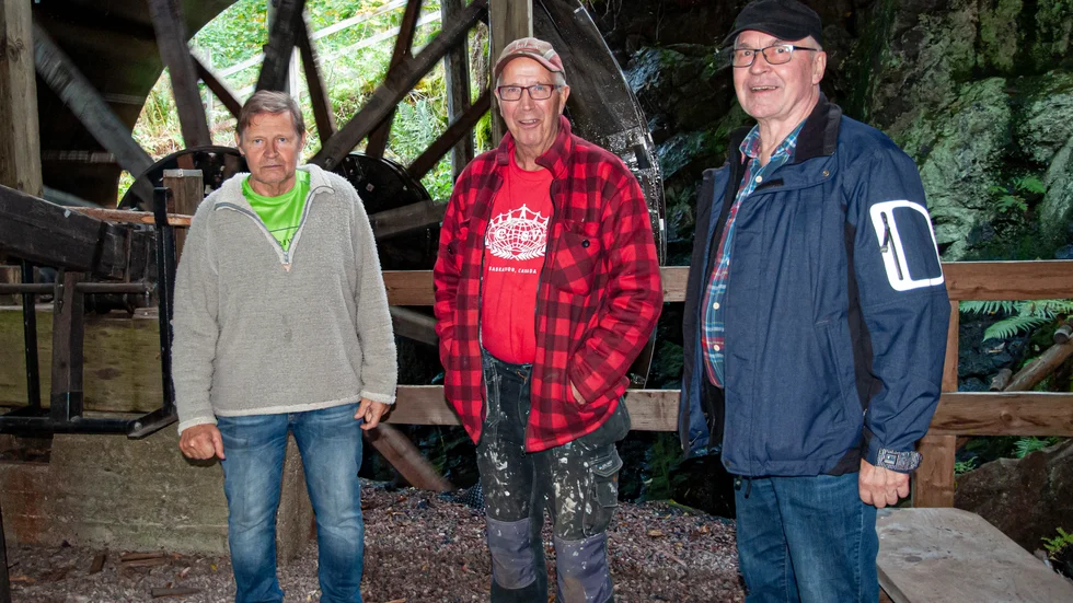 Sven-Erik Larsson, Bengt Lindqvist och Conny Bengtsson vårdar vattenhjulet.