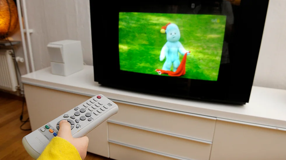 Skribenten undrar varför barnen på fritids ser på tv istället för att vara ute och leka. 