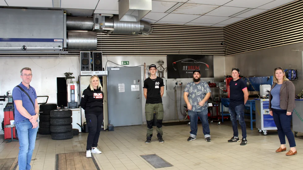 Kommunen på besök i föreningen Brums garage. Från vänster: Anders Degerman, Caroline Andersson, Isac Wall, Sonny Karlsson, Fredrik Furustål och Marie Nicholson. 