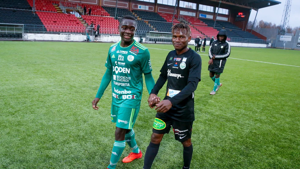 Emanuel Swedi, Bodens BK och Moonga Simba i Västerås skakade hand efter slutsignalen.