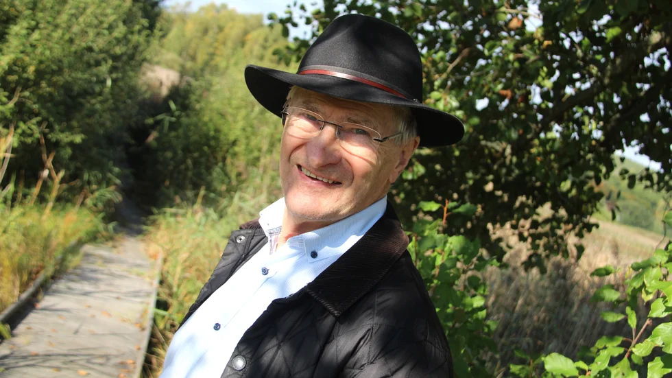 Pär-Magnus Jonsson var med och byggde spången vid Kisasjön för sju år sedan. När den nu hotades att rivas drog han ihop ideella krafter för att rusta upp den.