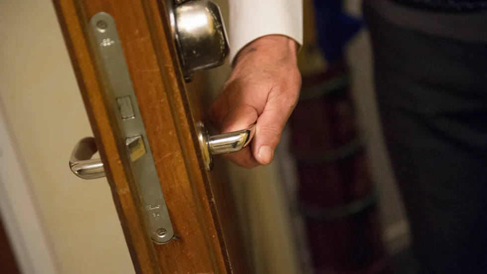 Två personer lurade sig in hos en äldre kvinna, enligt anmälan. 