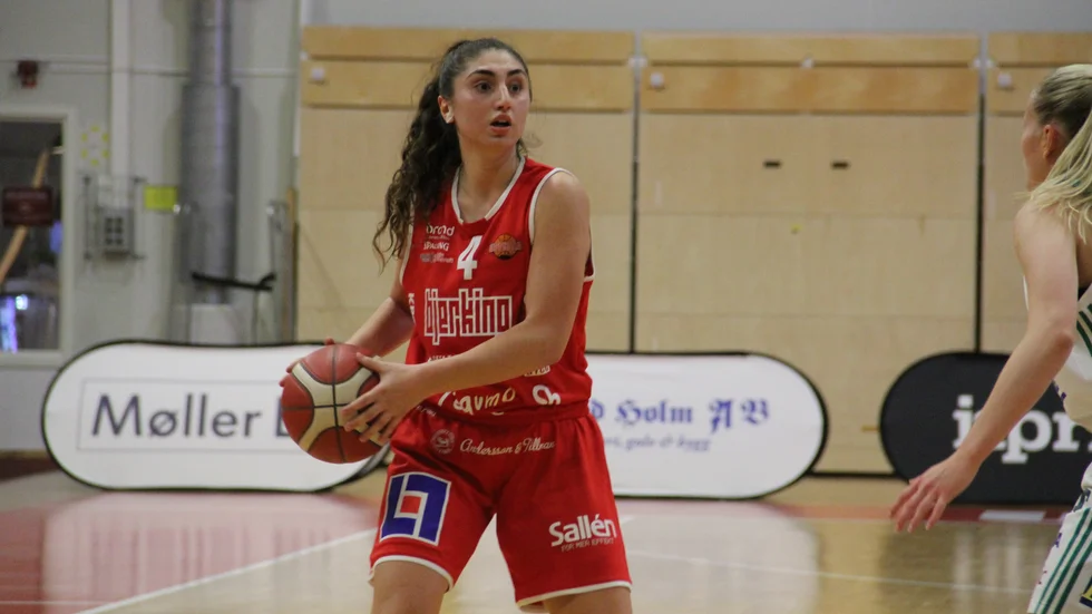 Crystel Bittar var en av planens bästa spelare i sin tävlingsdebut för Uppsala Basket.