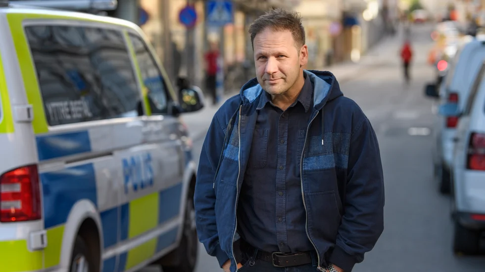Lasse Wierup är Sveriges främsta skildrare och granskare av gångkriminaliteten. Hans senaste bok "Gangsterparadiset" är en mäktig samhällsskildring anser Correns krönikör Widar Andersson. 
