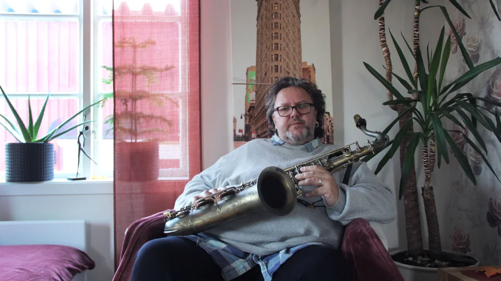 Micke Finell har arbetat som musiker i 30 år och han berättar att 2020 har varit ett av de värsta åren hittills då han har behövt avboka 200 spelningar.  