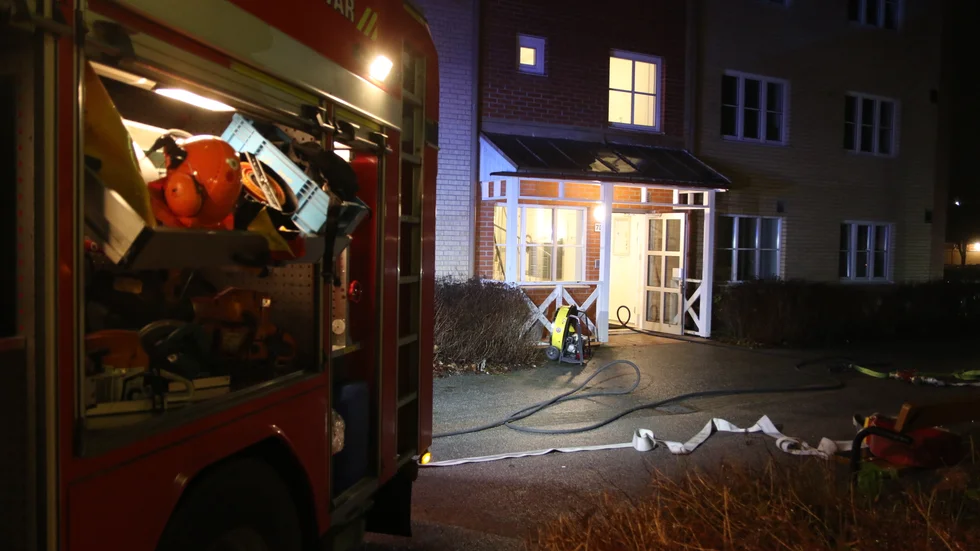 Räddningstjänsten påträffade två mindre bränder i ett trapphus i Storvreta.