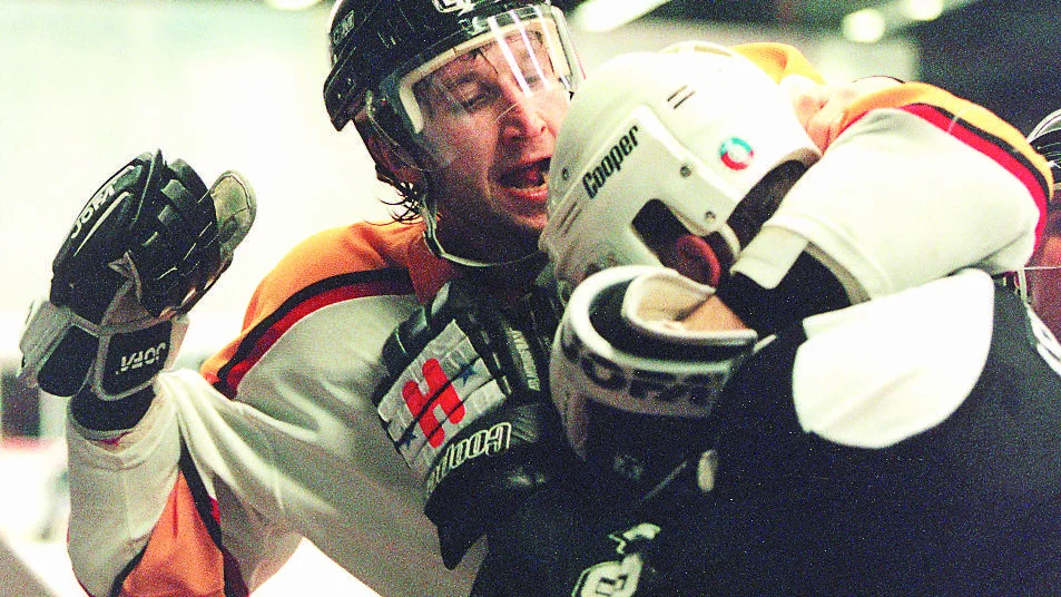 Sergei Bautin i sitt rätta element, under en av alla sina fighter i Luleå Hockeys tröja.