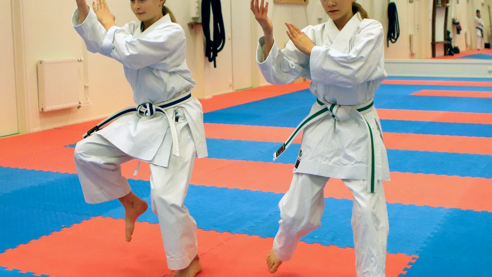Ellen Karlsson och Tuva Westlund under uppvärmningen inför träningen.