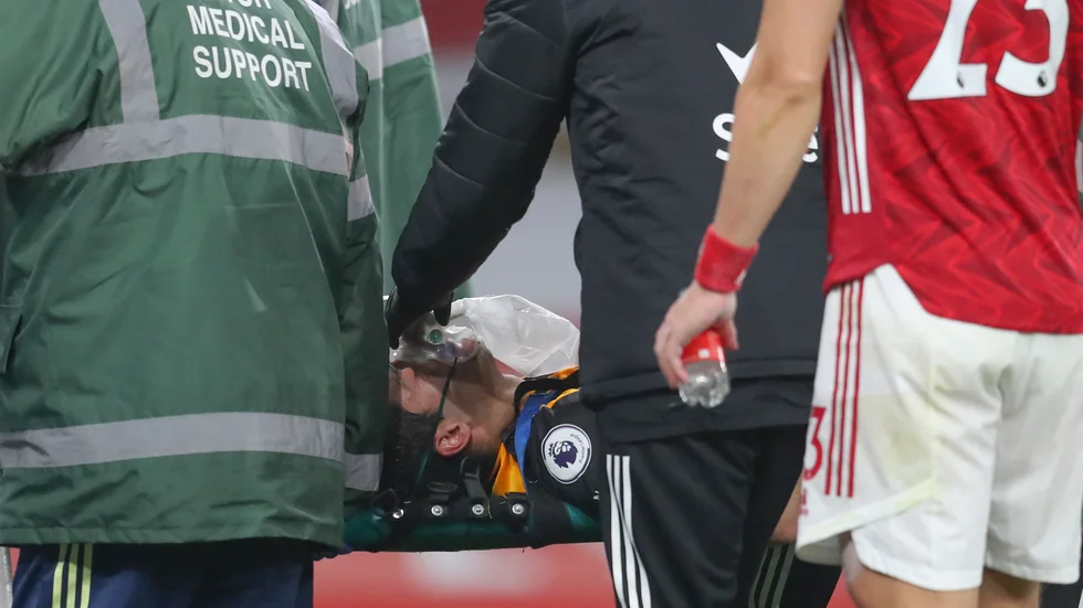 Wolverhamptons Raúl Jiménez bärs ut efter huvudskadan i bortamötet med Arsenal. Arkivbild.