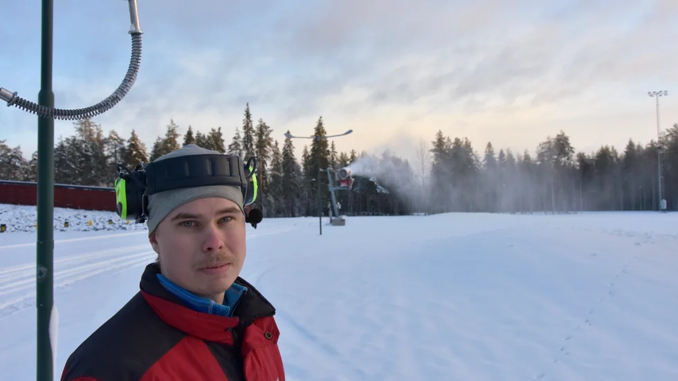 Servicemannen Filip Grahn har startat upp snökanonerna på Ormberget. Om väderprognosen håller i sig med tillräckligt många minusgrader finns det chans att de första 800 metrarna kan ställas i ordning om några dagar.