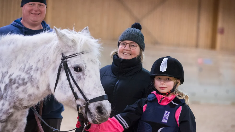 Nioåriga Moa Andersson Moilanen är redo för ett ridpass. Före passet fick hon värdefulla tips av Charlotta Polewey som har arbetat med hästar i hela sitt vuxna liv. 
