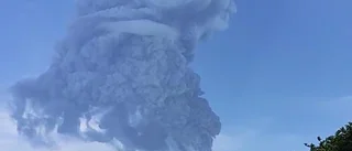 Tusentals flyr ilsken indonesisk vulkan