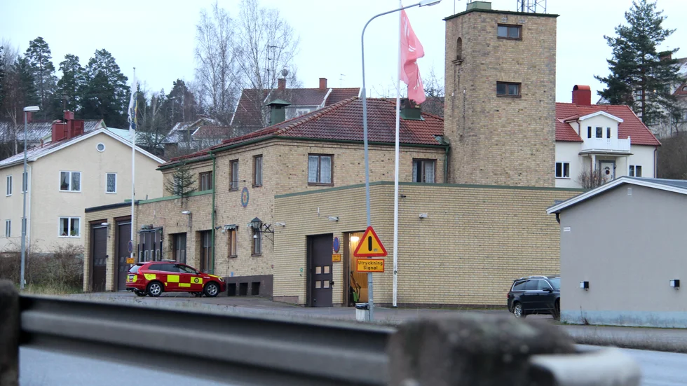 Kinda kommun får svårt att uppfylla regler och direktiv på brandstationen om den förblir på samma plats. Det konstaterar Avonova i en extern utredning.
