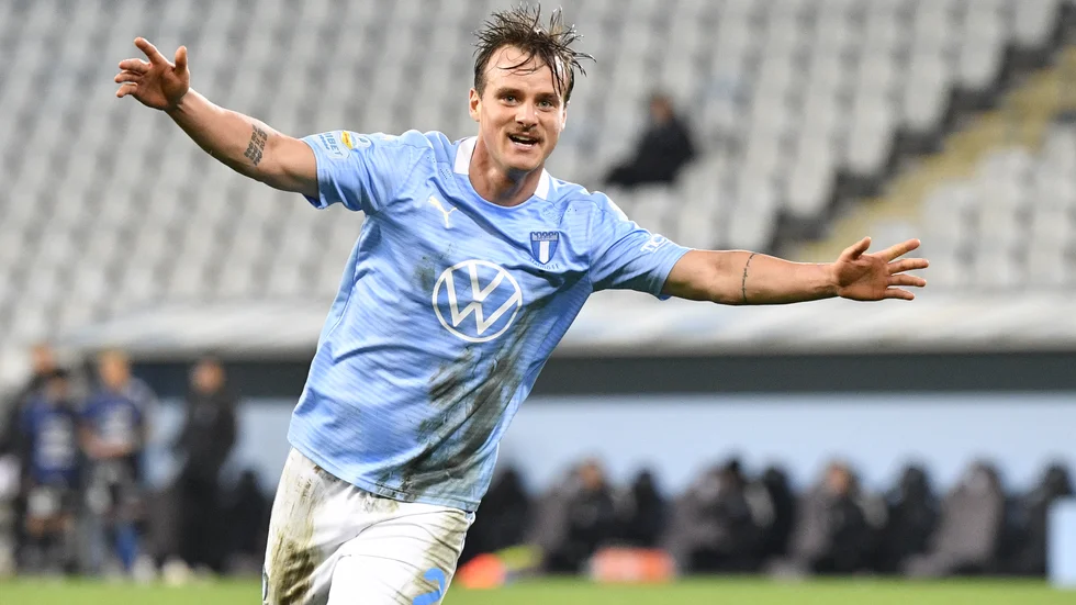 Eric Larsson och hans Malmö FF är klart för vårens gruppspel i svenska cupen utan att spela. Lunds BK tvingats lämna walk over i kvalet och MFF tilldöms därmed segern med 3–0. Arkivbild.
