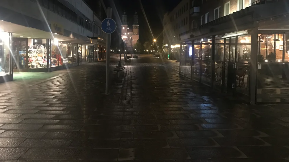 Polisen larmades till Nybrogatan sent under söndagskvällen med anledning av en misshandel.