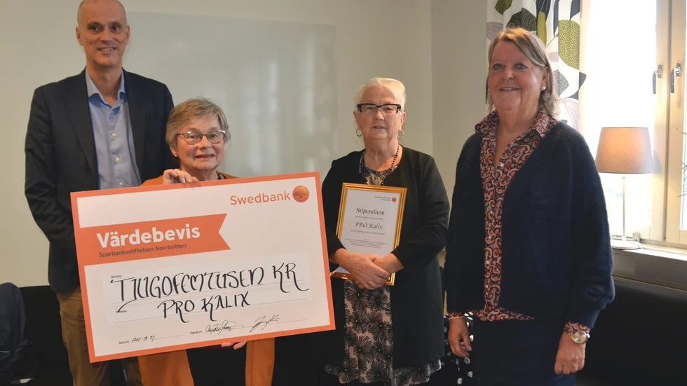 Roger Keisu, Ethel Björkman, Ulla Granström och Inga-Lis Samuelsson vid utdelningen av stipendiet.