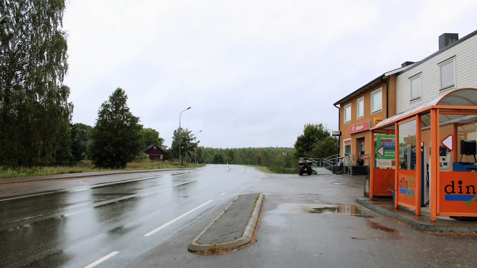 Det var här utmed riksväg 51 i närheten av bensinmacken i Hällestad som den 35-årige mannen hittades med svåra skallskador.