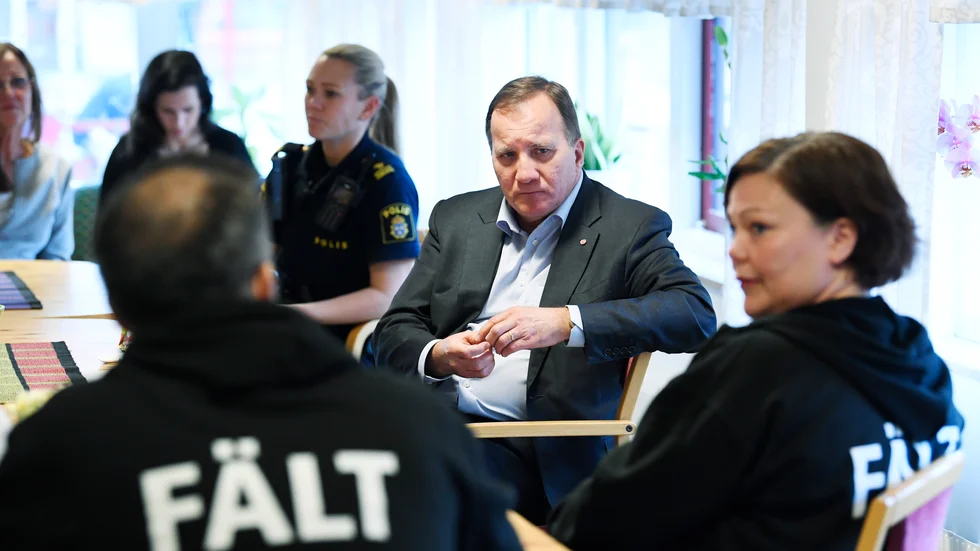Statsministern ger ett lätt ofokuserat intryck när han besöker fältassistenter i Västerås. Som om han har ett stort och avgörande beslut att fatta.