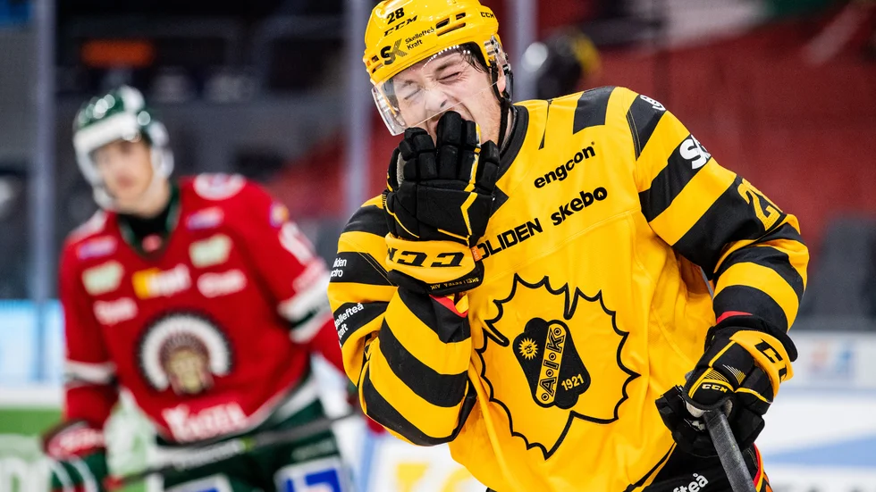 Jesper Frödén, som här grinar illa efter en klubba i ansiktet, sitter på ett av de viktigaste kontrakten för GM Erik Forssell att förlänga. 