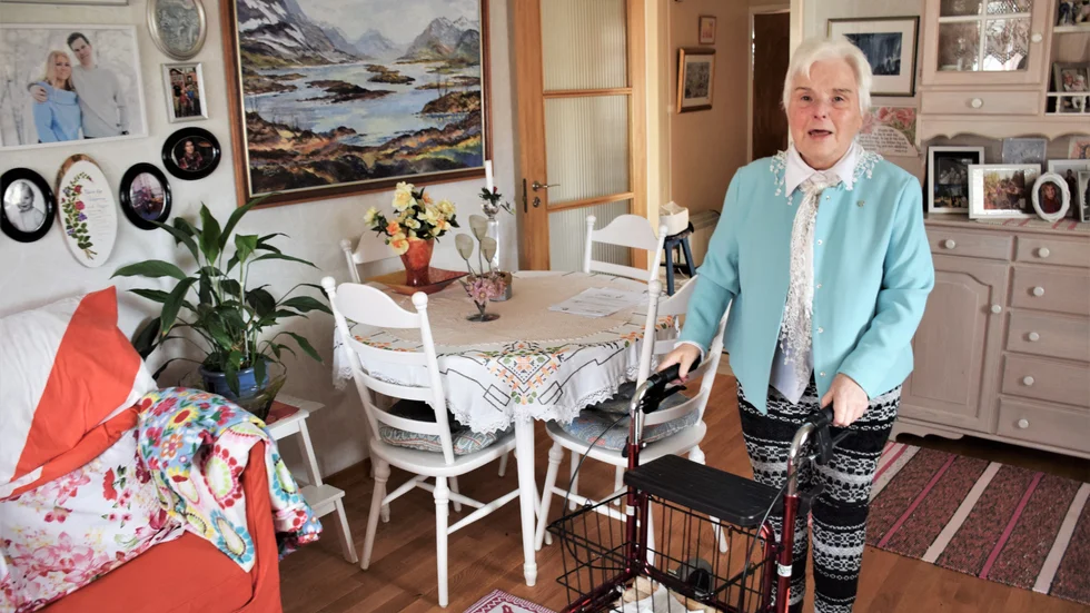 I mer än tre års tid har hon levt med förhoppning om operation av höften. Hela hennes aktiva liv som pensionär har pausats och hon vill inte leva på det orörliga sätt som hon tvingats till.