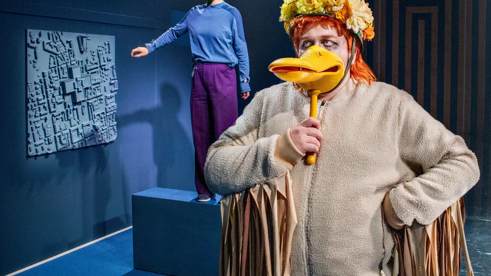 Möte i maskineriet. Prao-eleven Jens (Johanna Malm) lär känna Siggy (Viktor Björkberg), här utklädd till fabrikens maskot: en anka. 