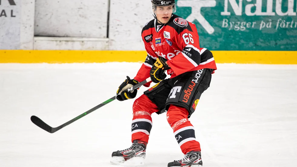 Oskar Eriksson i Piteåtröjan. Nu lånas backen ut till allsvenska Västervik av Skellefteå AIK.