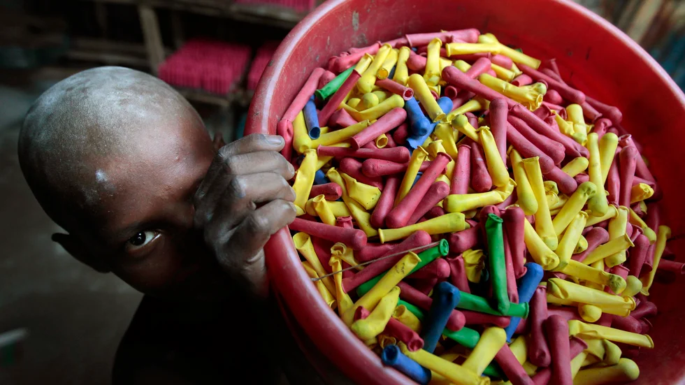 Barnarbetare på en ballongfabrik i Bangladesh. Det behövs en lag som gör företag ansvariga för respekten för mänskliga rättigheter i deras produktions- och leverantörskedjor, anser skribenterna.