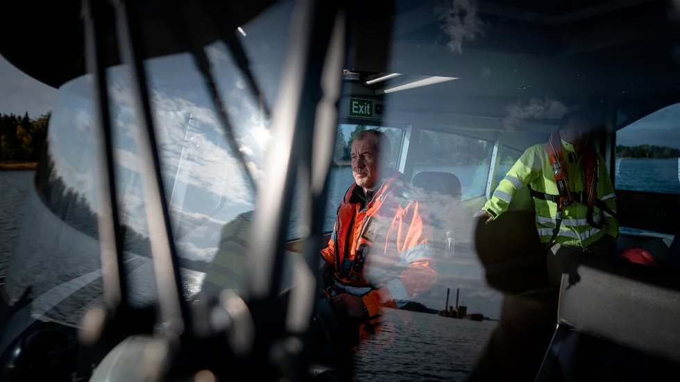 Janne Karrenpalo styr vant båten ut till Kälsviken där det största muddringsverket ligger. Just den här dagen har han Hargs Hamns vd Peeter Nömm med sig på turen. 