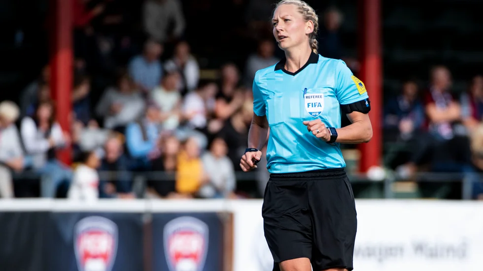 Tess Olofsson blir den första kvinnliga domaren att döma en match i Superettan. Arkivbild.