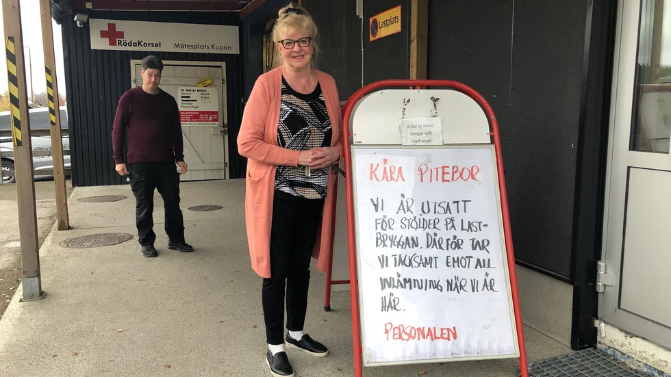 Stölderna från lastbryggan är ett stort problem på Kupan. Ulla-Britt Boström vädjar till Piteåborna om att respektera inlämningstiderna. Då finns personal, som Fredrik Westerlund, på plats för att bära in sakerna.