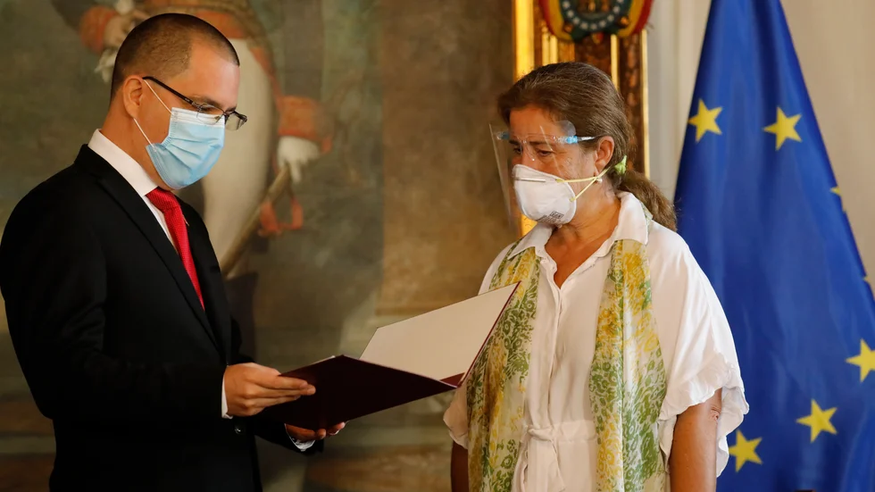 Venezuelas utrikesminister Jorge Arreaza (till vänster) kallade upp EU-ambassadören Isabel Brilhante Pedrosa i samband med beslutet att utvisa henne.