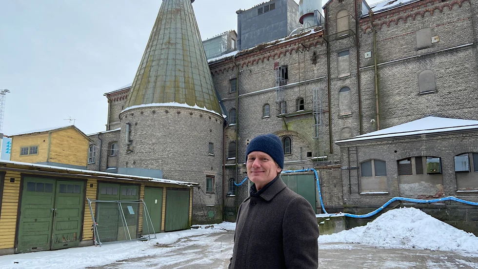 Den gula låga byggnaden ska ersättas med ett nytt hus och kvarnen ska restaureras. "Ambitionen är att det ska bli ett kvarter med en levande innergård här" säger Carl-Fredrik Grönhagen.