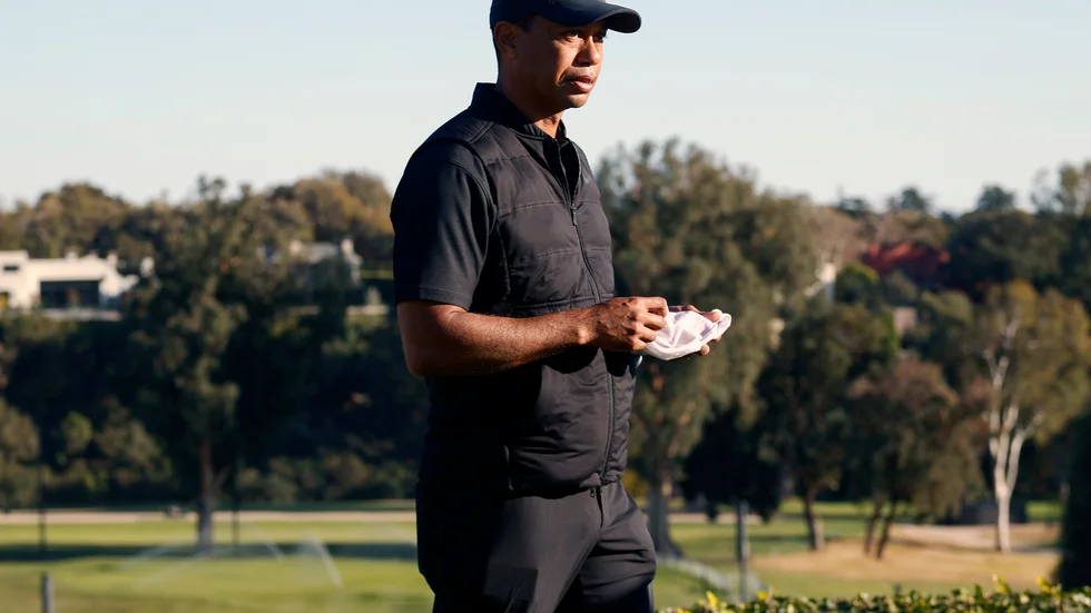 Tiger Woods tittade på under tävlingen Genesis Invitational som spelades på Riviera Country Club utanför Los Angeles förra veckan.