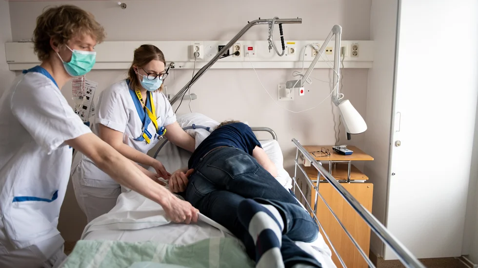 Inom kort kan vårdpersonalen få sluta att använda munskydd när de är nära patienter. Här Fysioterpaeuten Gustav Bergström och sjuksköterskan Sandra Egegren.