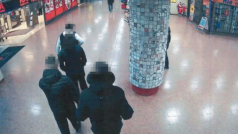 Den huvudmisstänkte (längst fram i vit tröja) fångades på övervakningskamera i Vårby innan skjutningen på bensinmacken vid Kungens kurva.