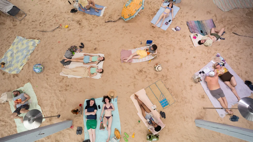 "Sun & Sea", opera-performance av Rugilé Barzdziukaité, Vaiva Grainyté och Lina Lapelyté, fick pris på Venedigbiennalen 2019. Pressbild.