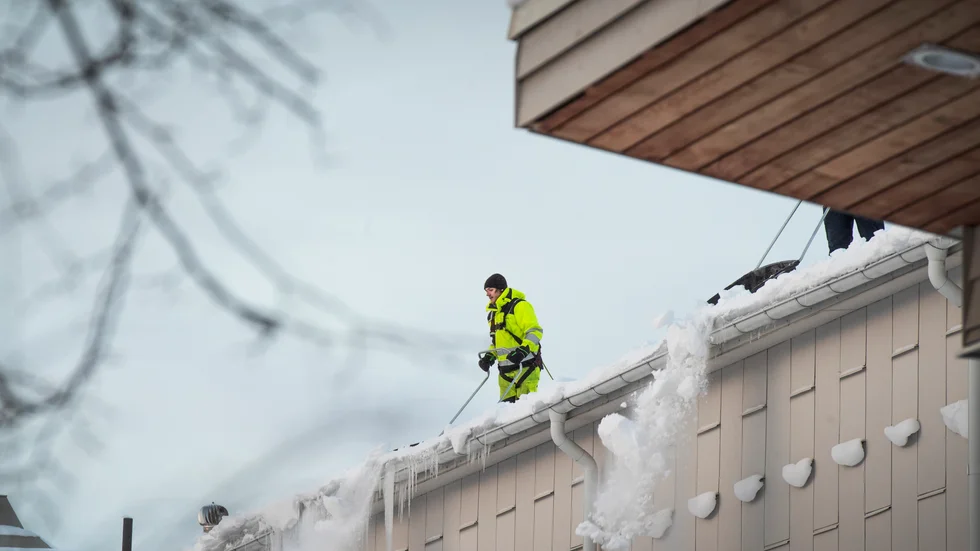 "Vi mäter snödjup och väger snö last flera gånger under vintern", skriver skribenterna (Arkivbild)