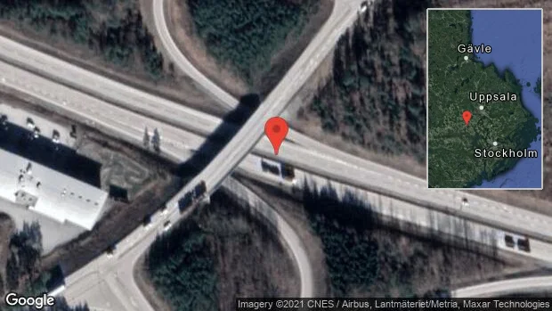 Personbil stillastående på E18