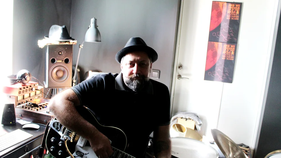Ljus och mörker. Det ena kan inte finnas utan det andra och båda sidor är ständigt närvarande i  And We Should Die Of That Roars musik. Den här gången har Hardy Hum (Haris Agic) gjort allt i hemmastudion utanför Norrköping.