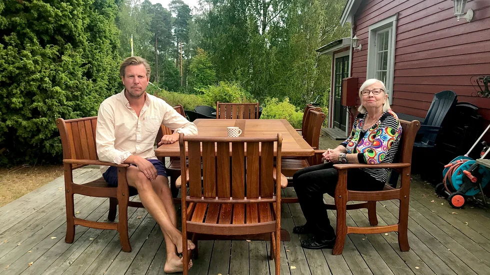 Ulrik Unenge och hans mamma Monica Larsson Unenge är oroliga för att coronaviruset ska sprida sig igen inom äldrevården.