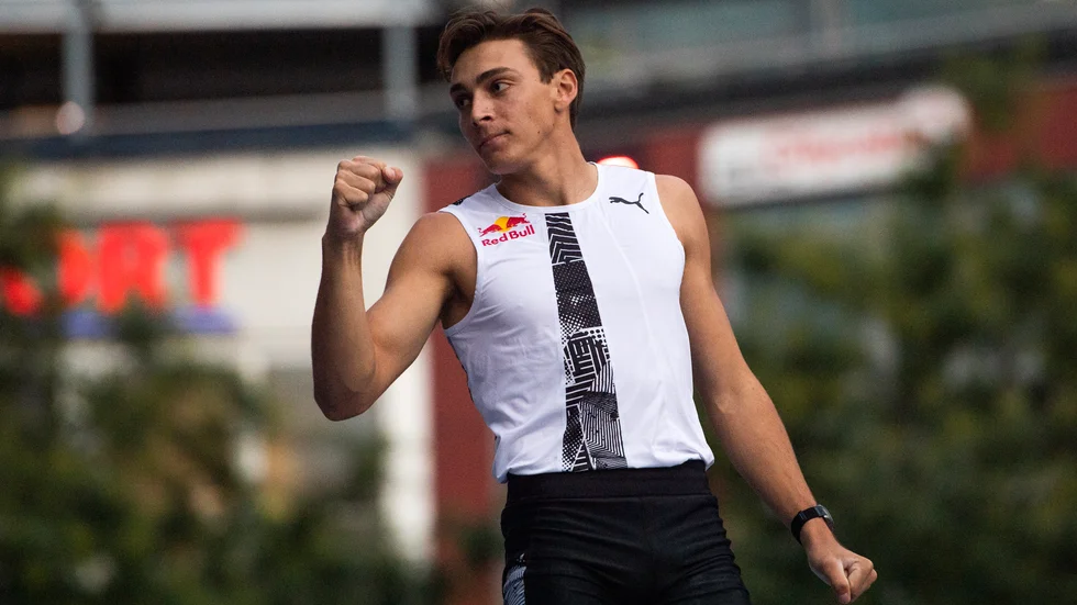 Armand Duplantis tog sig över 6,07 meter, innan han stoppades av mörkret i en stavhoppsgala i centrala Lausanne i onsdags. Arkivfoto.
