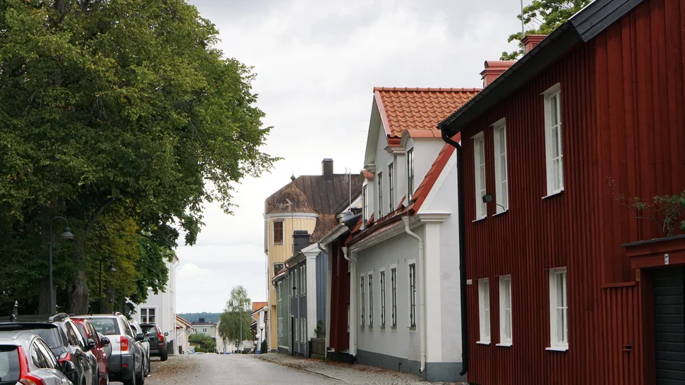 Priserna på bostadsrätter stiger i kommunen, samtidigt som villapriserna sjunker.
