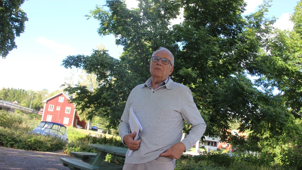 Projektledaren Lennart Torsner och andra medlemmar i Lagunda hembygdsförening hälsar välkommen med kartor intill handelsmuseet Kappen vid Örsundaån under kulturarvsdagarna.