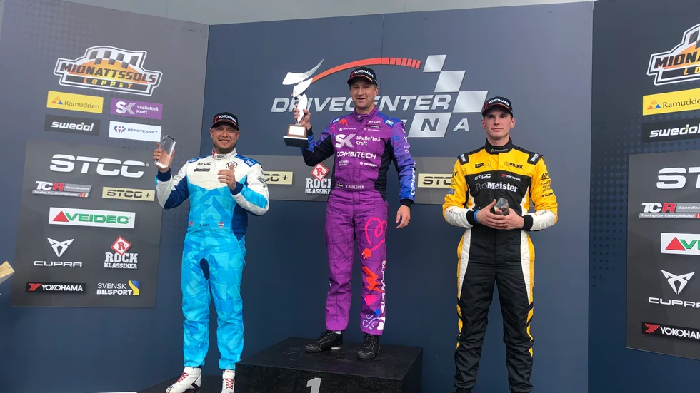 Robert Dahlgren ledde från start till mål i första racet i STCC på Drivecenter arena. Rob Huff visade klass och kom tvåa, följt av Tobias Brink.