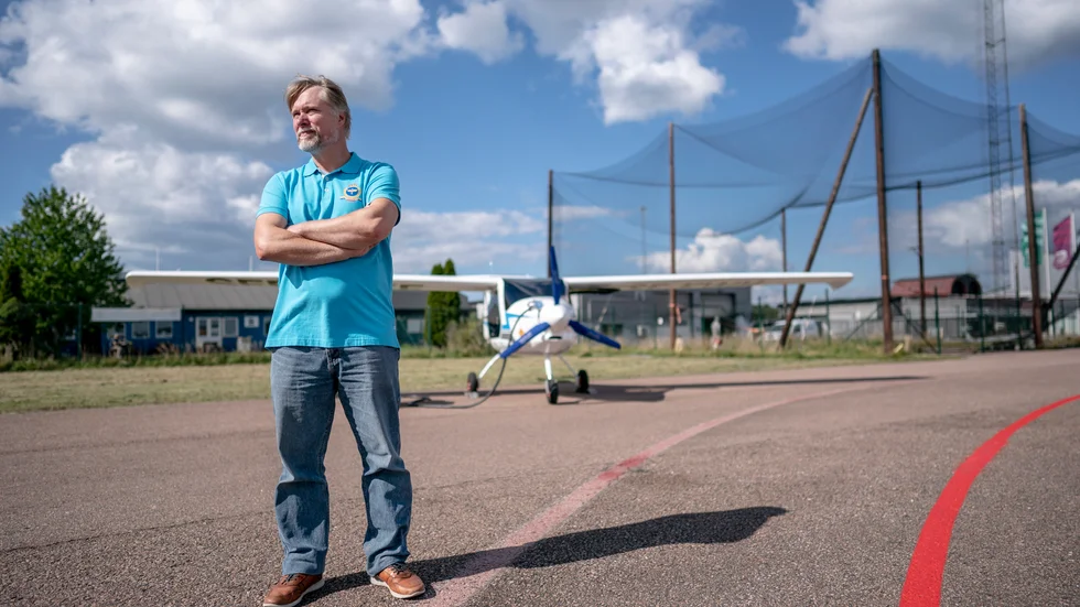 Måns Theorin, som är ordförande i Aeroklubben i Göteborg, är stolt över det tvåsitsiga elflygplanet på Säve flygplats. Det är det andra i sitt slag i världen.